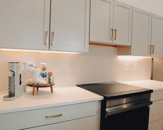 The Garage - Par 3 - Sidney - Kitchen