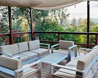 Modern House on 5 acr in Sequoia National Forest - California Hot Springs - Balkon