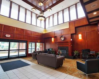 Ramada by Wyndham Tukwila Southcenter - Tukwila - Lobby