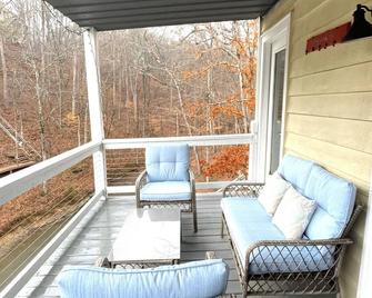 Waterfront Lake House with Boatslip at Pickwick - Savannah - Balcony