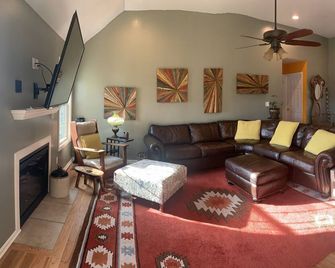 Bourbon Trail , Cheerful 2 bedroom home - Lawrenceburg - Sala de estar