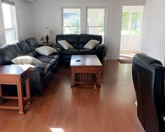 Mbc- Cozy Home, Direct Access Snowmobile/Atv Trail - Presque Isle - Living room