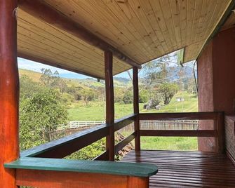 Rustic house on the farm - Sapucaí Mirim - Balkon