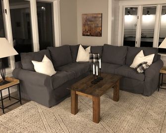 Pine Cove Cottage: Four bedroom home on Pine Lake - Plainwell - Living room