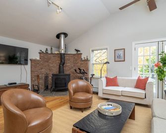 Clean & Bright 2 Bedroom Cottage shares 8 Acres - Southbury - Living room