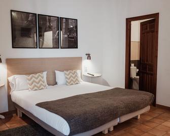 Frenteabastos Hostel & Suites - Carmona - Habitación