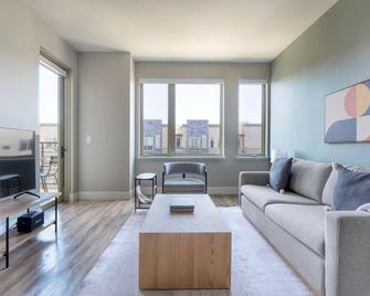 Classic Mountain View 2BR w/ Gym & Pool, nr Restaurants, by Blueground - Los Altos - Living room