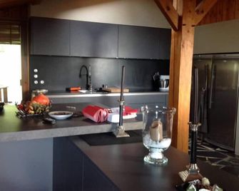 Beautiful Comfortable Chalet, Isolated, Altitude 900m, Unobstructed View Of The Peaks, 2 Hectare Park - Saint-Martin-d'Uriage - Cuisine