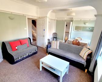 Beachcomber Holiday Apartments - Swanage - Living room