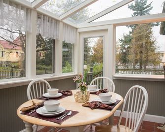Tucker House Inn Bed & Breakfast - Friday Harbor - Dining room