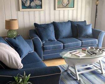 Cute! Newly Remodeled Oib Cottage 2nd Row, 3 Blocks From Pier! - Ocean Isle Beach - Living room