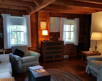 Sunny, Comfortable Cottage, Tenants Harbor with wi-fi and screened porch - Tenants Harbor - Living room