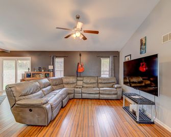 Remodeled and Inviting Free EV - Fenton - Living room