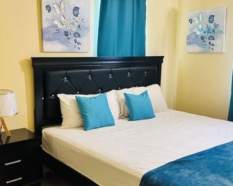 The Rest Stop- Front Unit- 15 min from airport with 24/7 security - Montego Bay - Bedroom