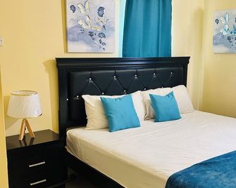 The Rest Stop- Front Unit- 15 min from airport with 24/7 security - Montego Bay - Camera da letto