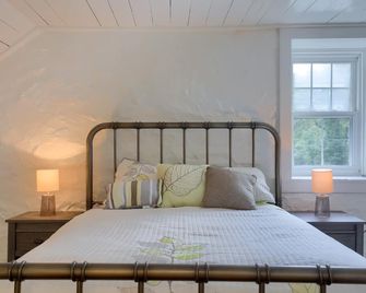 The Trolley House - A romantic getaway / 1 bedroom / 1 bath / 2 beds - Pequea - Bedroom