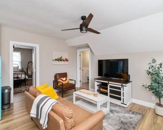 Welcome to the Boar's Nest, walking distance to Noblesville town square - Noblesville - Olohuone