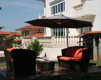 Impressive family villa with private pool, barbeque, sun terrace, sauna and gym - Dobrich - Patio