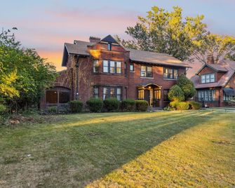 Steps to Edgewater - Sleeps 14 - Fun Game Room Retreat - Cleveland - Edificio