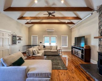 Fowler Farmhouse | Walk Downtown | Beach | Hot tub - Bridgton - Living room
