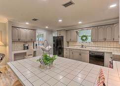 Updated Home, Less Than 1 Mile to Old Town Bluffton! - Bluffton - Kitchen