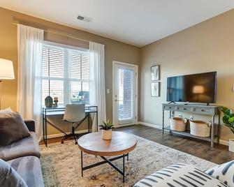 Lux Dublin 2BR | 1st Floor | W/D | Pet Friendly! - Dublin - Living room