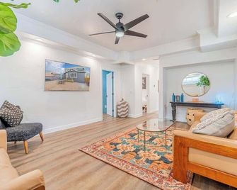 Stylish 2-Bedroom walking distance to Downtown - Reno - Salon