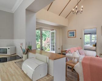 2 bedroom accommodation in Ashburton - Ashburton - Living room