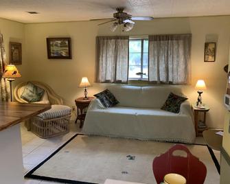Bosques Bungalow A Birder's Delight! Near Wickenburg, Az 1 Of 3 Casitas - Morristown - Living room