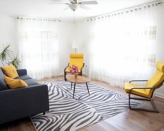 Stunning Views & Private Backyard & Game Room & Grill in Great Location - סן דייגו - סלון