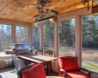 Dunn - Gingerbread House on Mooselookmeguntic Lake - Oquossoc - Comedor