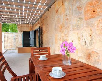 Island stonehouse villa Kala mendula - Sutivan - Patio