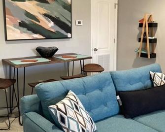 Country Living 20 minutes from Downtown Hot Springs and Oaklawn Racetrack. - Malvern - Wohnzimmer