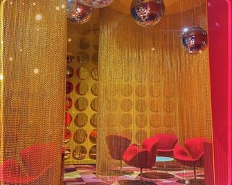 Skyline Retreat Top Floor 1BR Apartment with Mountain Views - San José - Lounge