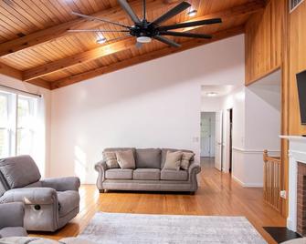 3BR 3 Bath home with hot tub eight minutes from Cave Run Lake - Morehead - Living room