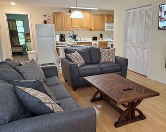 Lucky's - Adorable Cottage by the Beaver Lake Sailboat Club - Garfield - Sala de estar