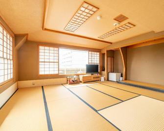Business Hotel Nishiura Yokkaichi - Yokkaichi - Schlafzimmer