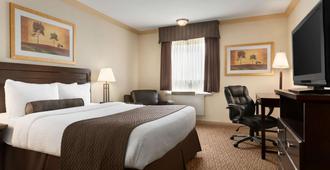 Days Inn & Suites by Wyndham Sault Ste. Marie ON - Sault Ste Marie - Bedroom