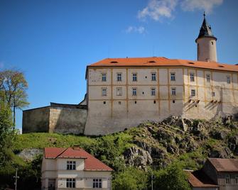 Penzion A Restaurace U Reky - Ledeč nad Sázavou - Habitación