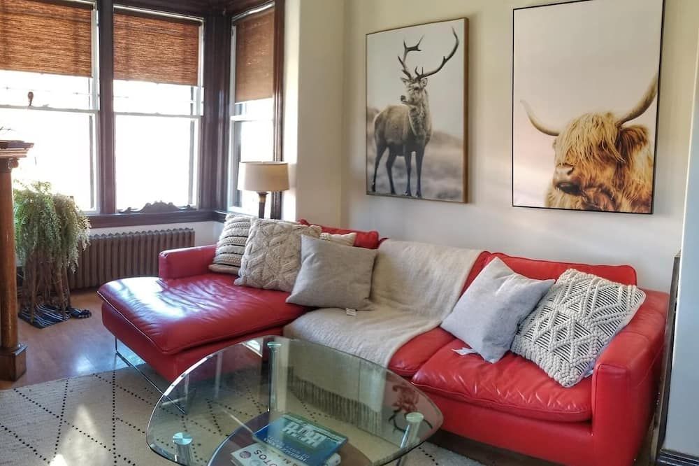 Two bedrms, living+dining, Kedgi Lodge nature themed suite - Liverpool - Huiskamer