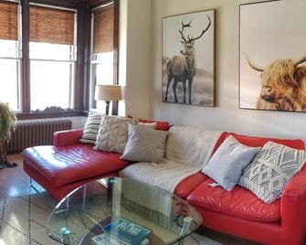 Two bedrms, living+dining, Kedgi Lodge nature themed suite - Liverpool - Living room