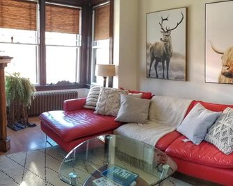 Two bedrms, living+dining, Kedgi Lodge nature themed suite - Liverpool - Huiskamer
