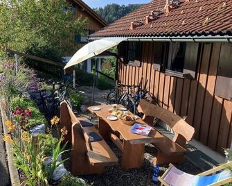 Sunny comfort apartment in country style newly renovated with infrared sauna - Missen-Wilhams - Patio