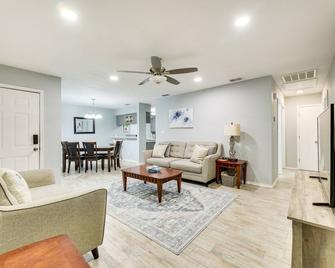Fenced Yard and Grill San Juan Vacation Rental! - San Juan - Sala de estar