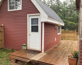 The Tiny Barn House - Wallace - Outdoors view