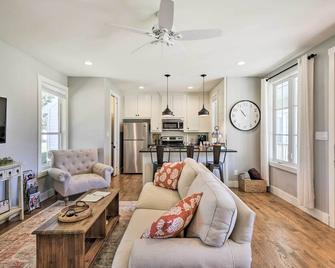 12 Mi to TCU Fort Worth Cottage with Farmland Views - Forest Hill - Living room