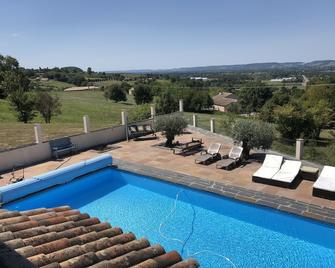 Luxury detached hilltop villa with Heated pool, bar, gym/pool room and WIFI. - Sainte-Livrade-sur-Lot - Piscine