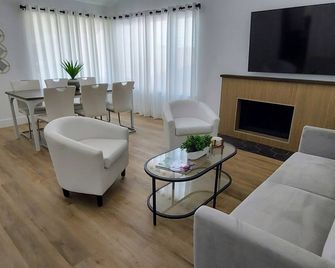 Charming 4-bedroom single story house with WiFi and AC in lovely Simi Valley - Simi Valley - Salon
