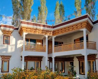The Lossar Residency - Hundar - Building