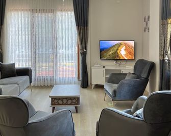 You can stay safely with your family in air-conditioned apartment in nature Rize - Rize - Wohnzimmer